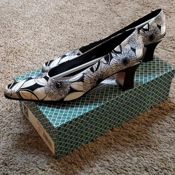 Heels - Picture 2 of 5